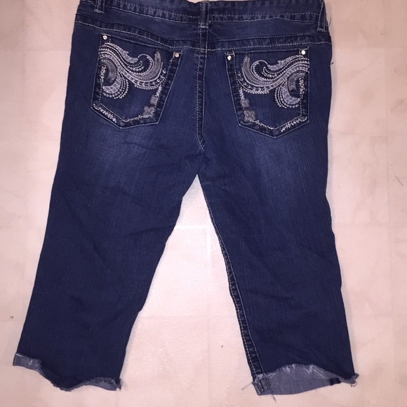 Rue 21 Capris - Picture 2 of 2